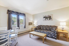 Cedarbrook Deluxe one bedroom suite with outdoor heated pool 21517
